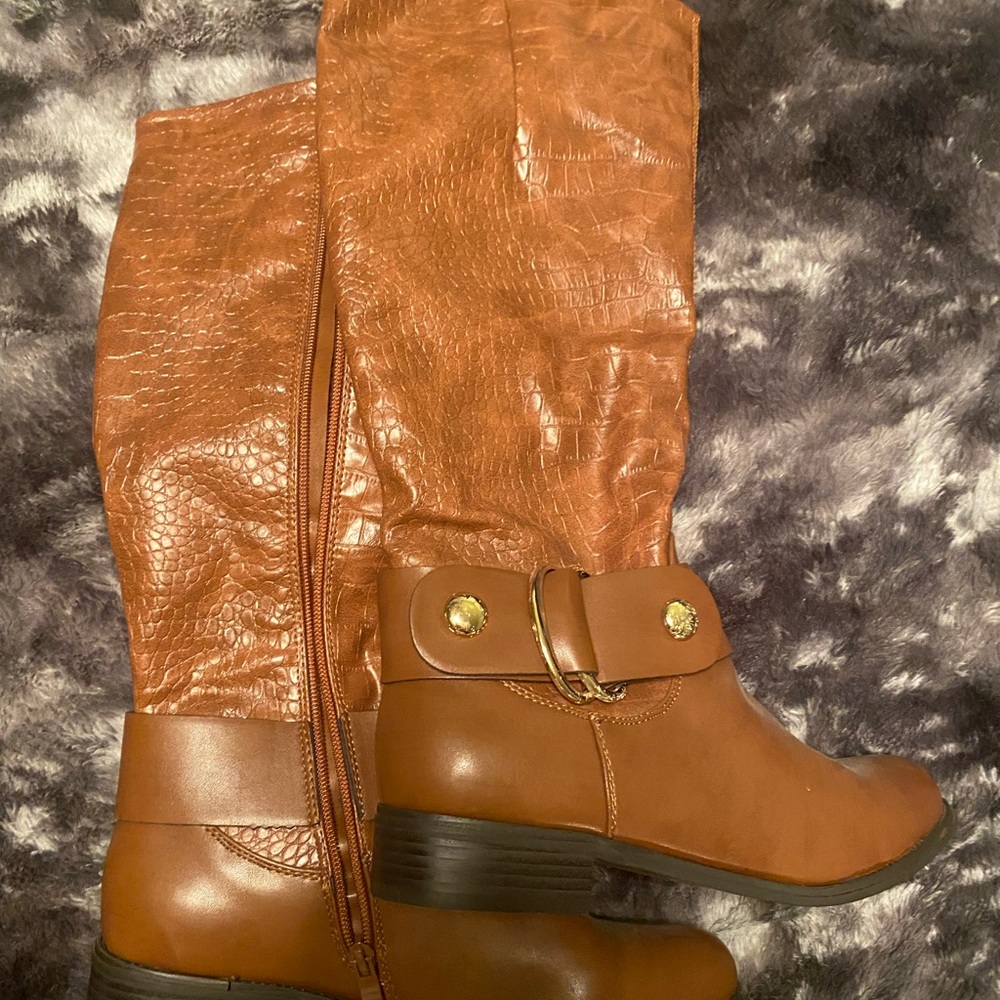 Brown size 8 Reneeze boots